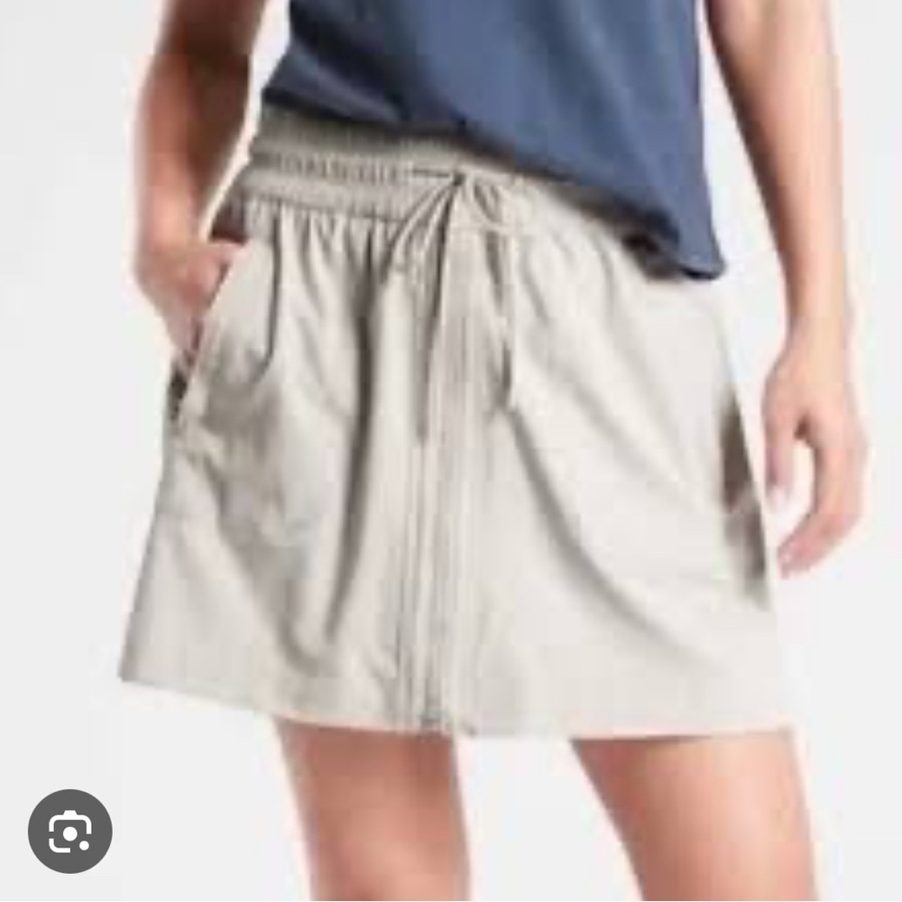 Athleta light tan skirt/shorts with pockets
